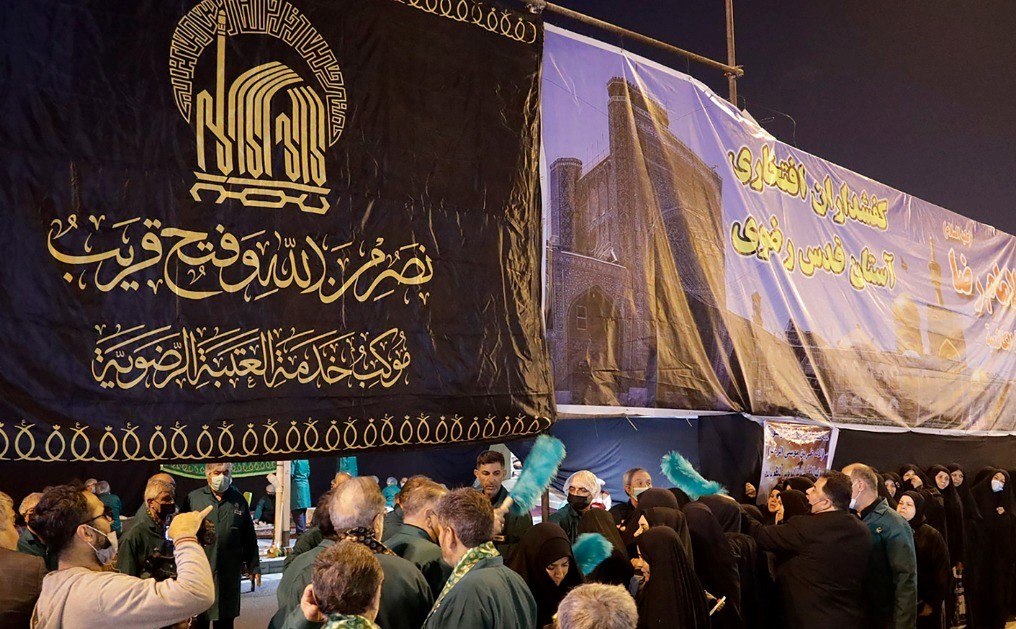 میزبانی خادمان رضوی از زائران حضرت موسی بن جعفر (ع)