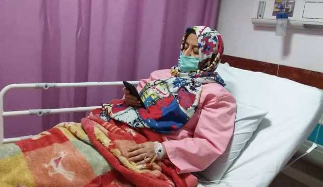 معلم فداکاری که تخت بیمارستان را به کلاس درس تبدیل کرد