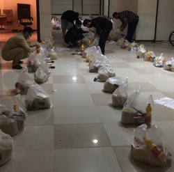 یاری خادمان اربعین حسینی به نیازمندان در ماه همدلی یاری خادمان اربعین حسینی به نیازمندان در ماه همدلی