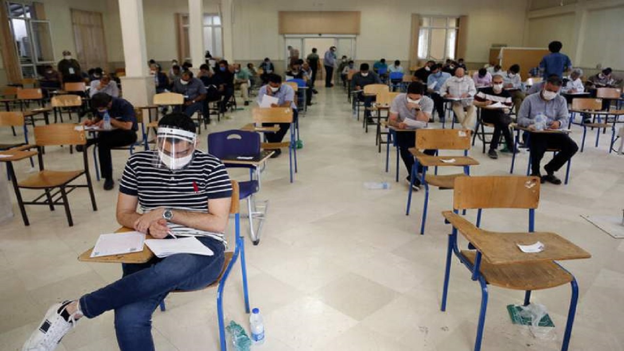 دانش آموزان شادگانی بر صندلی امتحان مینشینند دانش آموزان شادگانی بر صندلی امتحان مینشینند