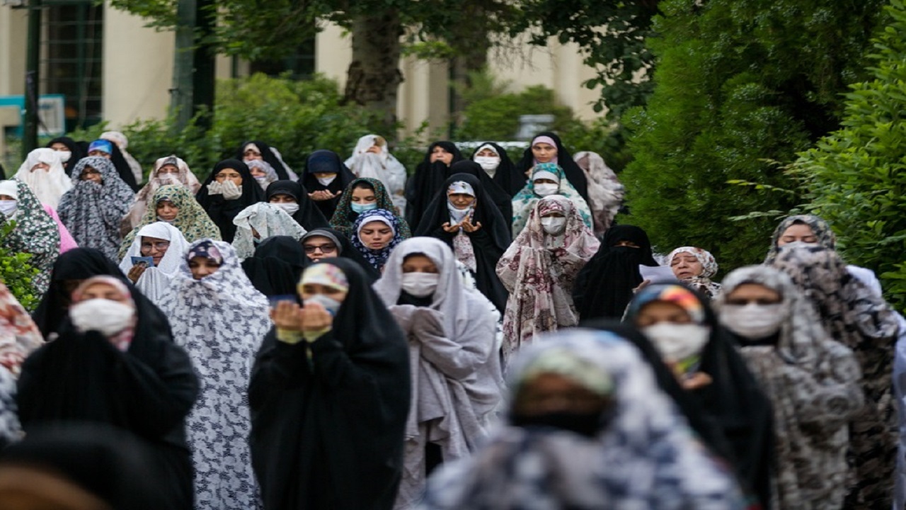 هندیجانی‌ها در صفوف نماز عید فطر می‌ایستند