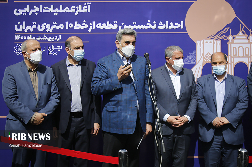 شهردار تهران در حال سخنرانی