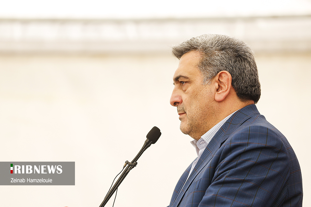 شهردار تهران در حال سخنرانی