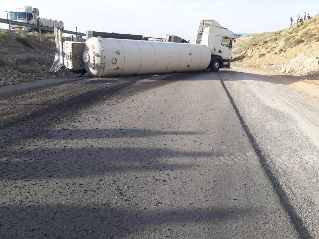 واژگونی تانکر حامل آمونیاک در محور سمیرم به شهرضا واژگونی تانکر حامل آمونیاک در محور سمیرم به شهرضا