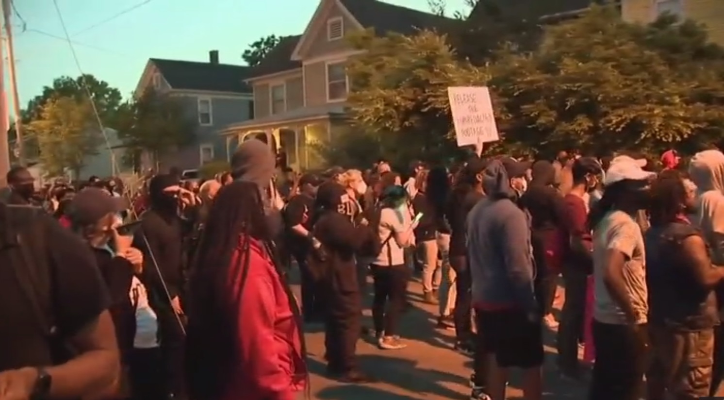 ادامه اعتراضات به قتل یک سیاهپوست به دست پلیس آمریکا ادامه اعتراضات به قتل یک سیاهپوست به دست پلیس آمریکا