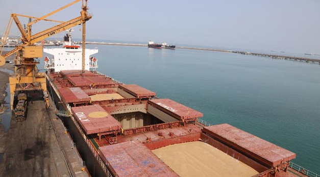 پهلوگیری کشتی‌های حامل کالای اساسی در بندر شهیدرجایی