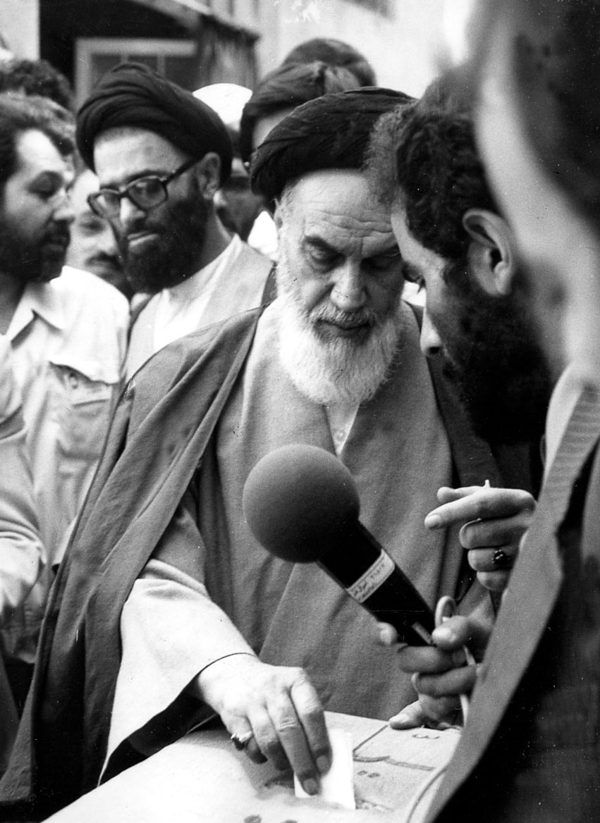 مخالفت شهید رجایی با متن تبلیغات زیر تصویر او
