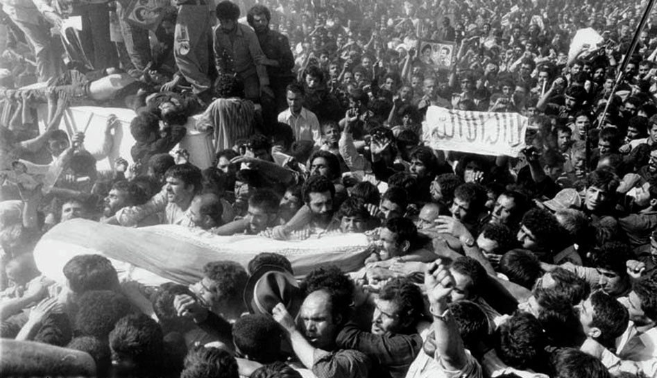 مخالفت شهید رجایی با متن تبلیغات زیر تصویر او