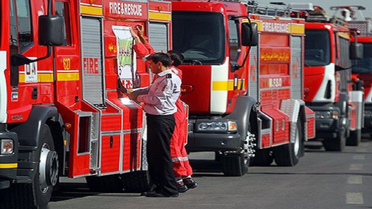 شیشه عمر آتش به دست آتش نشانان شکست شیشه عمر آتش به دست آتش نشانان شکست