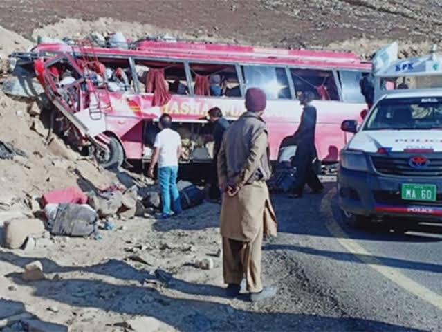 یک کشته و ۲۸ زخمی بر اثر حمله به یک اتوبوس در پاکستان
