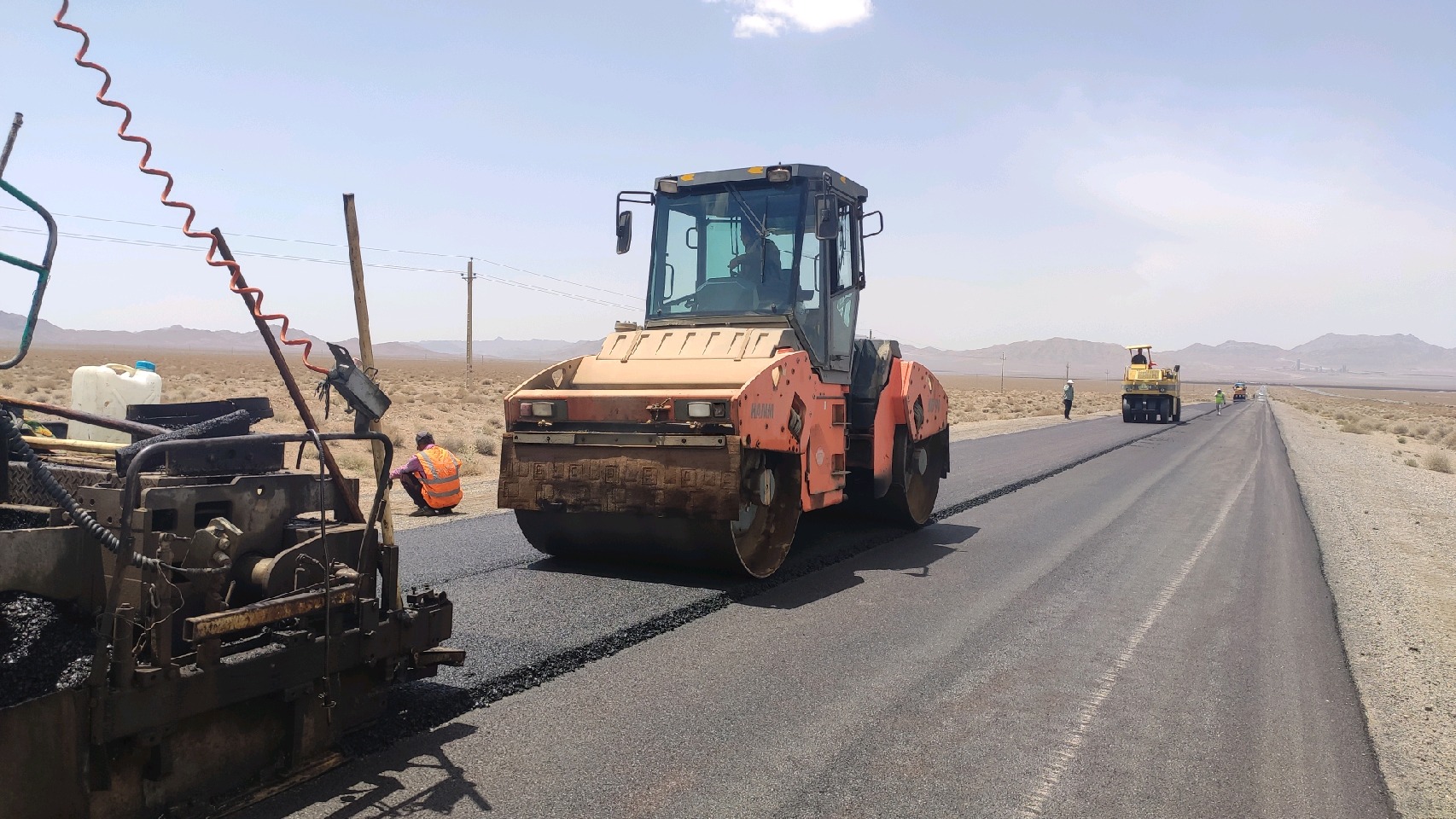 عملیات روکش آسفالت بخشی از محور اصفهان اردستان