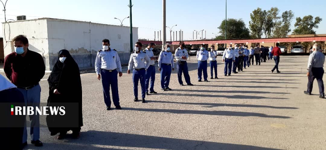 مادر شهید مدافع حرم عارف کایدخورده دقایقی پیش رای خود را به صندوق انداخت. مادر شهید مدافع حرم عارف کایدخورده دقایقی پیش رای خود را به صندوق انداخت.