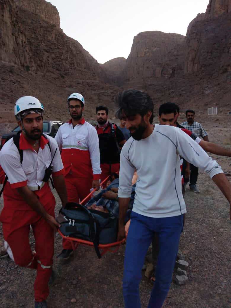 نجات فرد سقوط کرده از ارتفاعات تفت نجات فرد سقوط کرده از ارتفاعات تفت