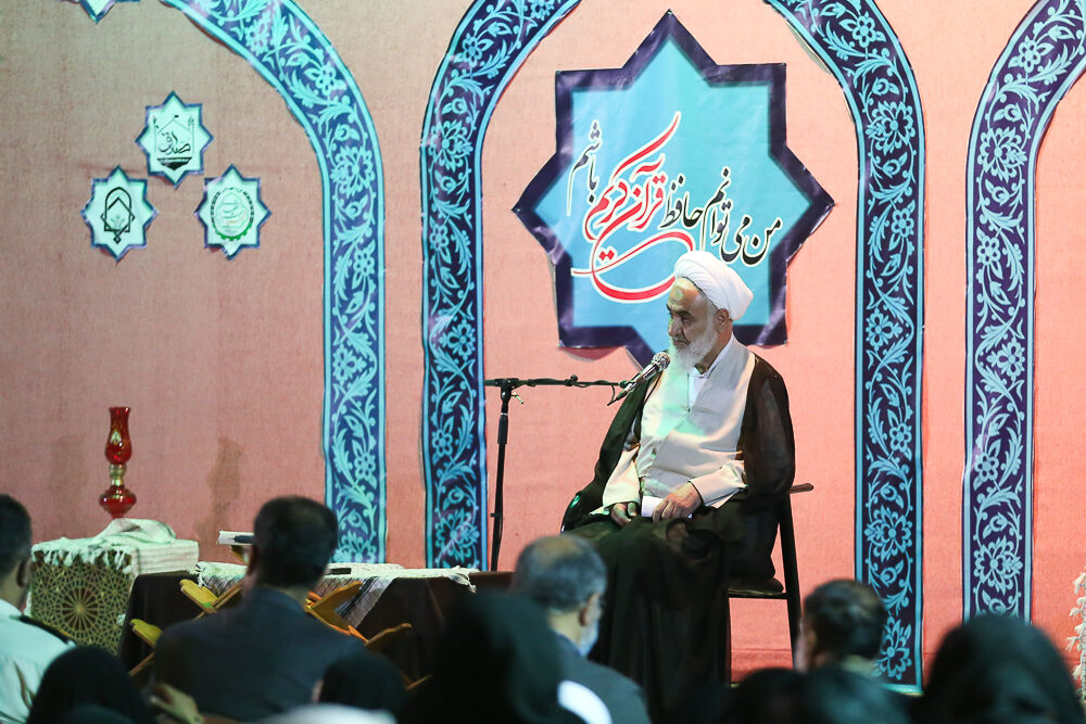 ثبات قدم راه پیروزی در برابر استکبار جهانی است