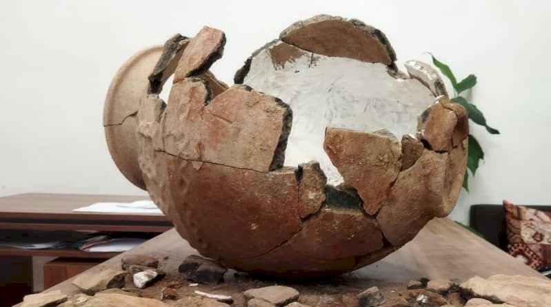 کشف کوزه سفالی همگام حفر چاه فاضلاب در سمیرم کشف کوزه سفالی همگام حفر چاه فاضلاب در سمیرم