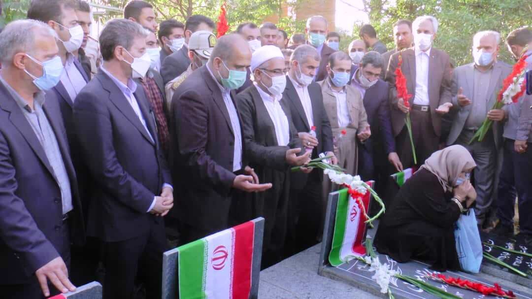 ادای احترام نایب رئیس مجلس شورای اسلامی به مقام شامخ شهدای سردشت ادای احترام نایب رئیس مجلس شورای اسلامی به مقام شامخ شهدای سردشت