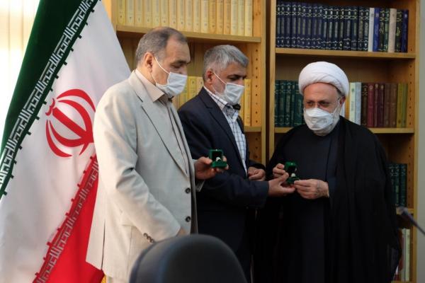 اهدای انگشتر منقش به تصاویر شهدای مقاومت به موزه حرم مطهر رضوی اهدای انگشتر منقش به تصاویر شهدای مقاومت به موزه حرم مطهر رضوی