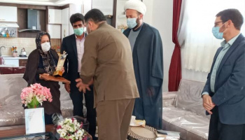 اهدای تندیس فداکاری به خانواده شهید مدافع سلامت