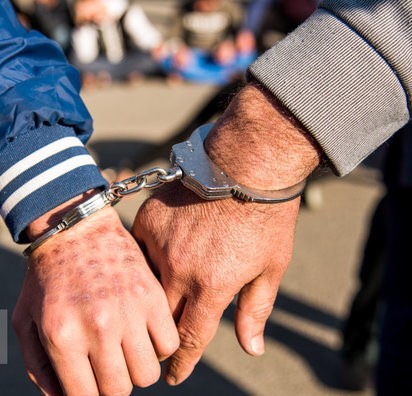 کلاهبرداران فروش آپارتمان در کمند پلیس کرمان کلاهبرداران فروش آپارتمان در کمند پلیس کرمان