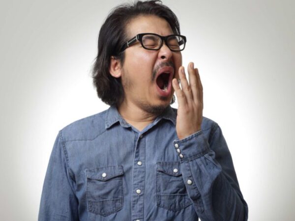 علل خمیازه کشیدن و فواید آن برای بدن