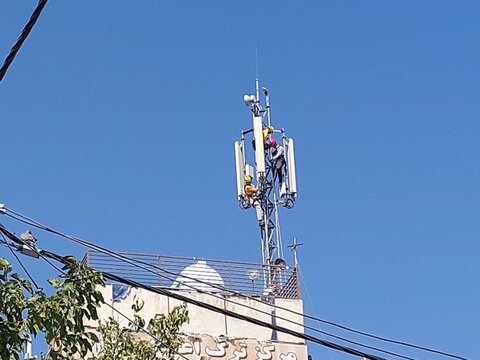 مصدوم شدن مرد جوان روی دکل مخابرات در بلوار کشاورز مصدوم شدن مرد جوان روی دکل مخابرات در بلوار کشاورز