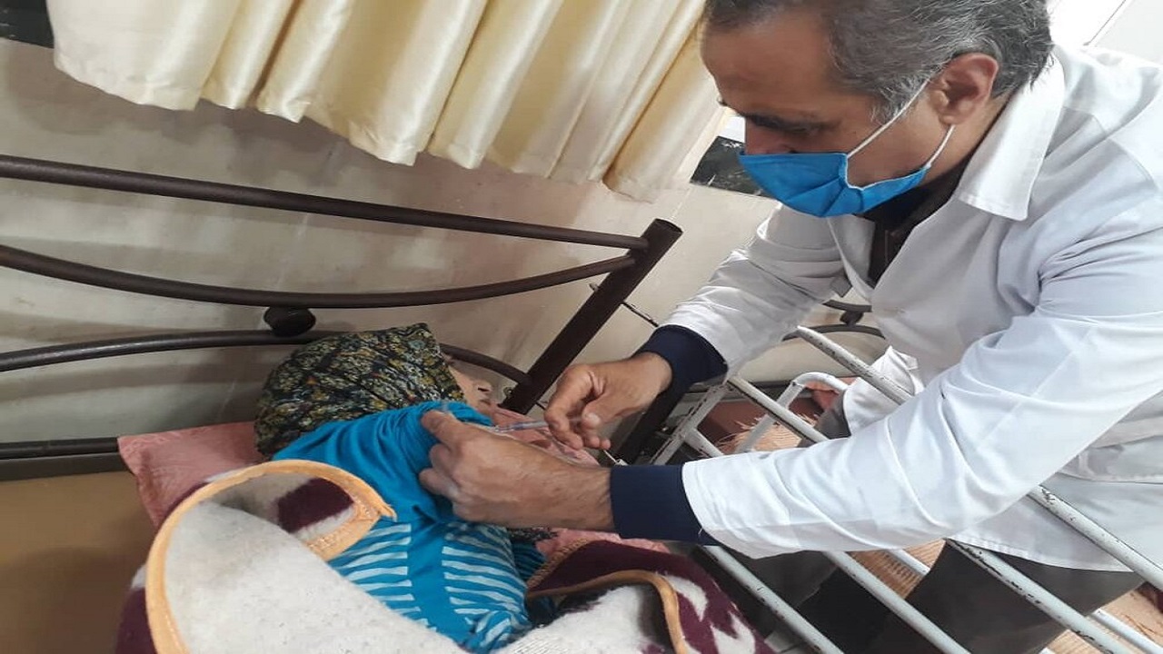 واکسیناسیون معلولان جسمی-حرکتی علیه کرونا در منزل واکسیناسیون معلولان جسمی-حرکتی علیه کرونا در منزل