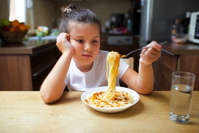 تمام دلایلی که موجب بدغذایی کودک می‌شود