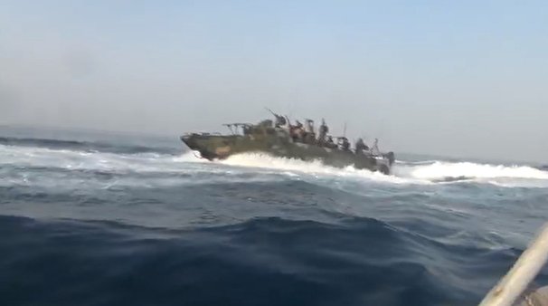 نمایش اقتدار نیروی دریایی سپاه بر بالای سر آمریکایی‌ها در خلیج فارس