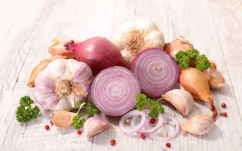 مهم&zwnj;ترین کاربردهای پوست پیاز و سیر