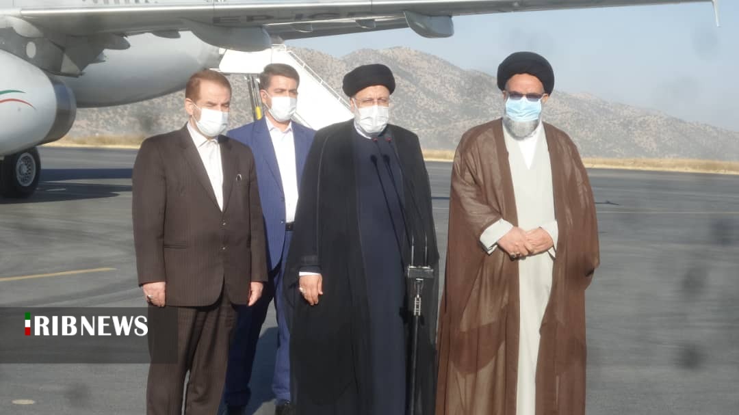 استقبال مردم از رئیس جمهور در فرودگاه یاسوج