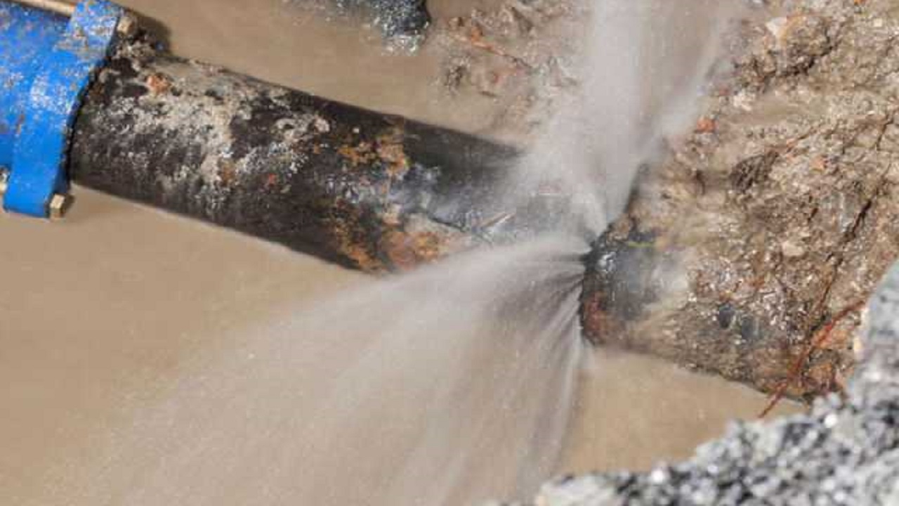 شکستگی لوله آب در بندر امام خمینی(ره) ترمیم شد