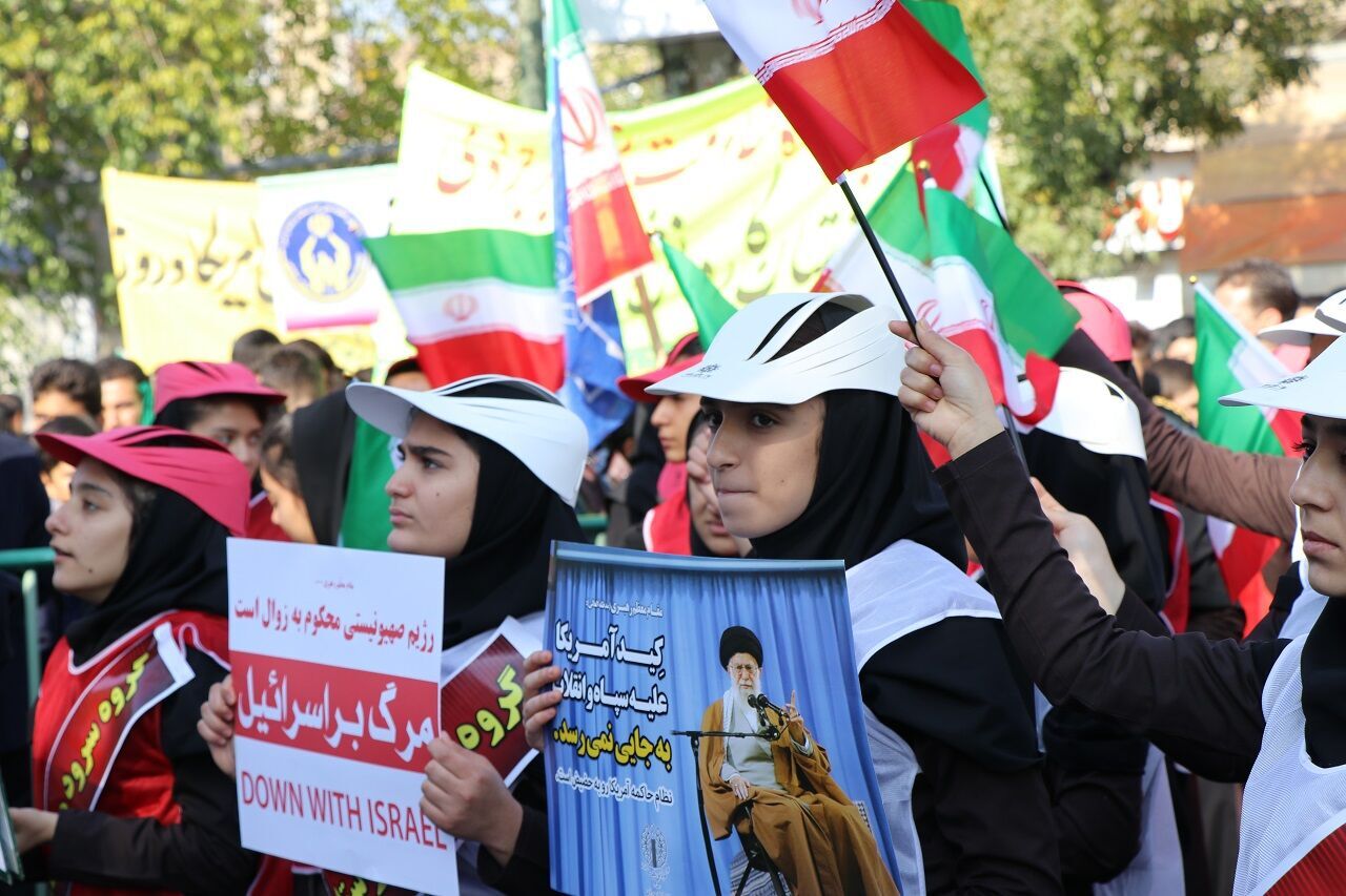 نواخته شدن زنگ استکبارستیزی و روز دانشآموز در روز ۱۲ آبان نواخته شدن زنگ استکبارستیزی و روز دانشآموز در روز ۱۲ آبان