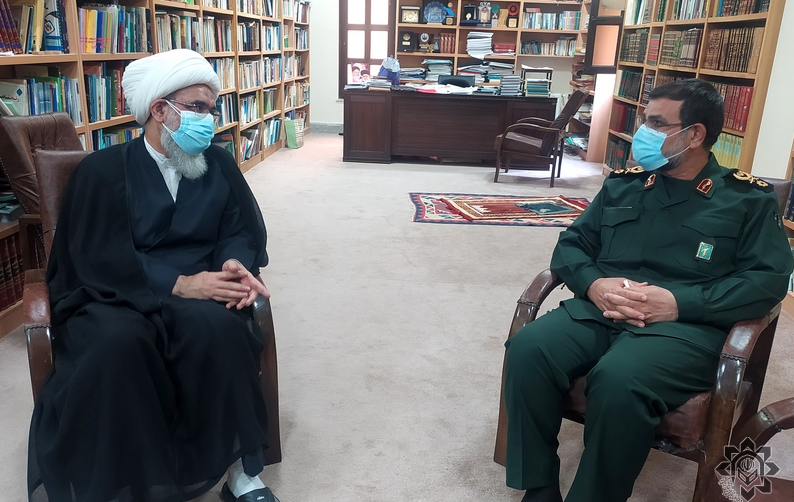 فرمانده نیروی دریایی سپاه با امام جمعه بوشهر دیدار کرد