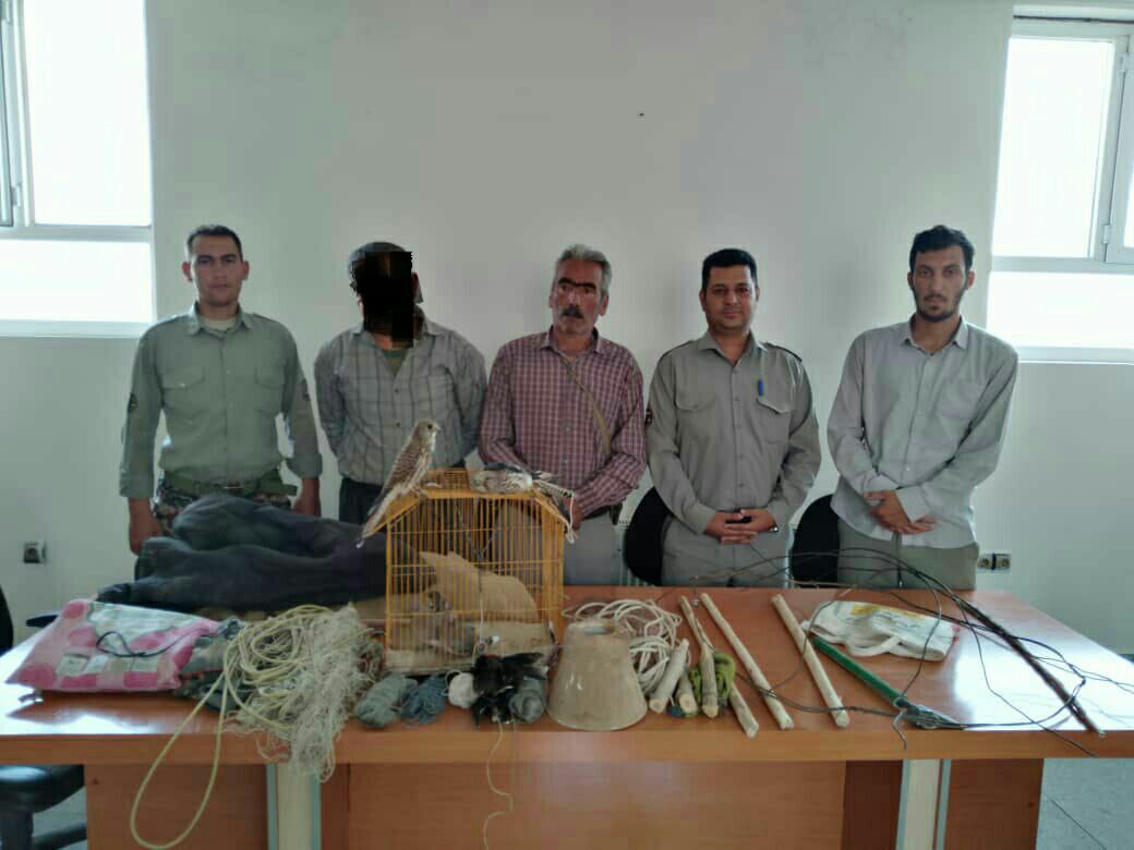 دستگیری صیاد پرندگان شکاری در درگز دستگیری صیاد پرندگان شکاری در درگز
