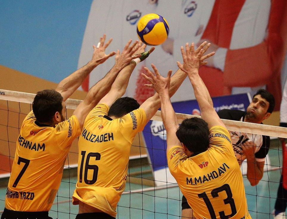 نوار بردهای شهداب پاره شد نوار بردهای شهداب پاره شد