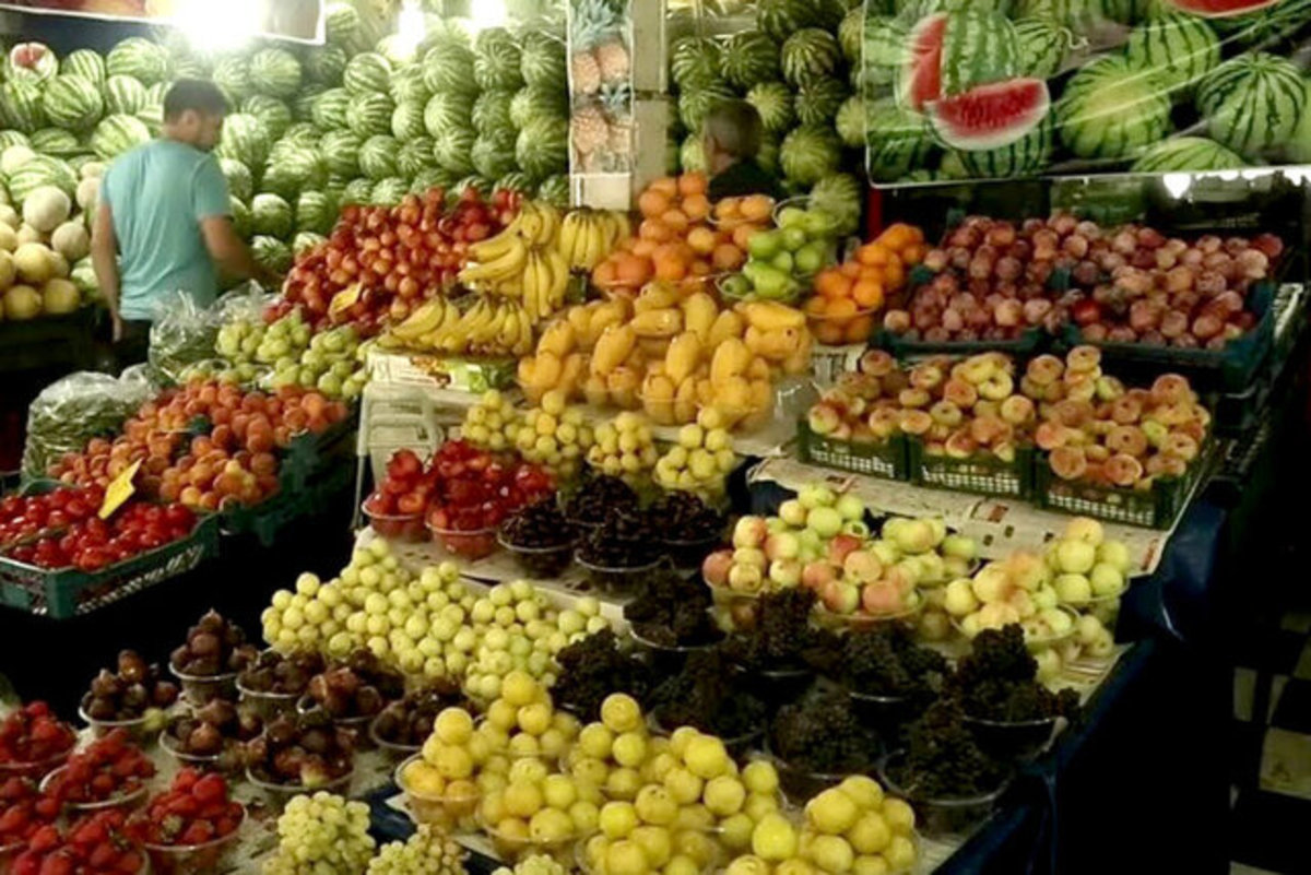 تامین کامل میوه های شب یلدا در بازار سردبیر: حبیبه علایی دبیر: شریفه السادات میر محمدی خبرنگار: زینب سلیمانی طامه نگارندگان: نمايش 28865496تهران / خبرگزاری صدا و سیما / اقتصادی 1115 1400/09/10رئیس اتحادیه بارفروشان از تامین کامل میوه های شب یلدا خبر داد و گفت: از دو ماه قبل, بازار رصد و برنامه ریزی لازم برای تامین نیاز مردم انجام شده است.مصطفی دارایی نژاد در گفتگوی تلفنی با خبرنگار خبرگزاری صدا و سیما افزود: از آن جایی که هر ساله میوه های شب یلدا مثل هندوانه و انار مصرف بیشتری دارد, امسال نیز برنامه ریزی برای عرضه آن صورت گرفته است.وی گفت: هندوانه سفید، هندوانه ساکاتا، بیضی و گرد در میناب کشت شده و در حال عرضه در میادین مرکزی است.رئیس اتحادیه بارفروشان به عرضه روزانه 200 تا 300 تن هندوانه در میادین بزرگ کشور اشاره کرد و افزود: تا یک هفته آینده, عرضه به بیش از هزار تن خواهد رسید.دارایی نژاد به عرضه انار هم اشاره کرد و گفت: برای تامین انار شب یلدا, باغهای شیراز، ساوه، فیروزکوه، دماوند، کاشمر و قسمتی از کاشان را رصد کردیم ضمن اینکه بخشی از انارهای برداشت شده در انبارها ذخیره شده که اگر در آستانه شب یلدا, قیمت ها افزایش داشت, با عرضه انارهای دپو شده به بازار, از افزایش قیمت آن جلوگیری کنیم.وی با بیان اینکه هندوانه سفید و ساکاتا پنج هزار تومان در میادین مرکزی میوه قیمت گذاری شده است افزود: هندوانه گرد و بیضی نیز هفت هزار تومان در میادین مرکزی به فروش می رسد.رئیس اتحادیه بارفروشان ادامه داد: انار ساوه 10 تا 16 هزار، انار کاشمر و شیراز 10 تا 22 هزار و انار صادراتی دماوند در میادین مرکزی 25 هزار تومان عرضه می شود.دارایی نژاد با اشاره به کاهش مهمانی ها به دلیل شیوع ویروس کرونا در دو سال گذشته گفت: در حال حاضر شرایط اقتصادی مردم نیز موجب شده تا مصرف میوه 50 درصد کاهش داشته باشد.وی به ذخیره مرکبات و میوه برای شب عید هم اشاره کرد و افزود: بیش از دو میلیون و 500 هزار تن مرکبات (پرتغال و نارنگی) در استان مازندران تولید, و حدود چهار میلیون و 500 هزار تن سیب نیز برداشت و در انبارها ذخیره شده است.دارایی نژاد گفت: در حال حاضر 66 نوع سبزی، انواع میوه و صیفی جات در میادین وجود دارد که در تولید آن ها مشکلی نیست.وی به دپوی سیب زمینی توسط دلال ها هم اشاره کرد و افزود: با کشف انبارهای دپوی سیب زمینی, توانستیم زمینه عرضه آن را افزایش دهیم که اگر این انبارها کشف نمی شد در تامین سیب زمینی به مشکل مواجه می شدیم.رئیس اتحادیه بارفروشان با اشاره به اینکه بیش از دو میلیون تن سیب زمینی در انبارها توسط دلال ها دپو شده بود گفت: قصد دلالان از دپو آن این بود که با عرضه کم, قیمت ها را افزایش دهند. دارایی نژاد افزود: از 50 درصد سیب زمینی ها ذخیره شده, 30 درصد برای صادرات به ازبکستان, ارمنستان,هند و غیره است و فقط 20 درصد به شبکه عرضه داده می شد که با ورود تعزیرات و وزارت صمت, انبارها رصد شد و عرضه افزایش یافت که در حال حاضر سیب زمینی با قیمت شش تا هشت هزار تومان عرضه می شود.وی به عرضه گوجه فرنگی هم اشاره کرد و گفت: گوجه فرنگی در استان های بوشهر و شیراز در حال برداشت است.رئیس اتحادیه بارفروشان علت عرضه کم گوجه فرنگی را سرما زدگی عنوان کرد و افزود: در حال حاضر قیمت گوجه فرنگی مناسب است به گونه ای که گوجه فرنگی بوته رس هشت تا 10 هزار تومان و گوجه کال که رنگ آوری می شود کیلویی هفت هزار تومان عرضه می شود.صدا دارد/ تامین کامل میوه های شب یلدا در بازار سردبیر: حبیبه علایی دبیر: شریفه السادات میر محمدی خبرنگار: زینب سلیمانی طامه نگارندگان: نمايش 28865496تهران / خبرگزاری صدا و سیما / اقتصادی 1115 1400/09/10رئیس اتحادیه بارفروشان از تامین کامل میوه های شب یلدا خبر داد و گفت: از دو ماه قبل, بازار رصد و برنامه ریزی لازم برای تامین نیاز مردم انجام شده است.مصطفی دارایی نژاد در گفتگوی تلفنی با خبرنگار خبرگزاری صدا و سیما افزود: از آن جایی که هر ساله میوه های شب یلدا مثل هندوانه و انار مصرف بیشتری دارد, امسال نیز برنامه ریزی برای عرضه آن صورت گرفته است.وی گفت: هندوانه سفید، هندوانه ساکاتا، بیضی و گرد در میناب کشت شده و در حال عرضه در میادین مرکزی است.رئیس اتحادیه بارفروشان به عرضه روزانه 200 تا 300 تن هندوانه در میادین بزرگ کشور اشاره کرد و افزود: تا یک هفته آینده, عرضه به بیش از هزار تن خواهد رسید.دارایی نژاد به عرضه انار هم اشاره کرد و گفت: برای تامین انار شب یلدا, باغهای شیراز، ساوه، فیروزکوه، دماوند، کاشمر و قسمتی از کاشان را رصد کردیم ضمن اینکه بخشی از انارهای برداشت شده در انبارها ذخیره شده که اگر در آستانه شب یلدا, قیمت ها افزایش داشت, با عرضه انارهای دپو شده به بازار, از افزایش قیمت آن جلوگیری کنیم.وی با بیان اینکه هندوانه سفید و ساکاتا پنج هزار تومان در میادین مرکزی میوه قیمت گذاری شده است افزود: هندوانه گرد و بیضی نیز هفت هزار تومان در میادین مرکزی به فروش می رسد.رئیس اتحادیه بارفروشان ادامه داد: انار ساوه 10 تا 16 هزار، انار کاشمر و شیراز 10 تا 22 هزار و انار صادراتی دماوند در میادین مرکزی 25 هزار تومان عرضه می شود.دارایی نژاد با اشاره به کاهش مهمانی ها به دلیل شیوع ویروس کرونا در دو سال گذشته گفت: در حال حاضر شرایط اقتصادی مردم نیز موجب شده تا مصرف میوه 50 درصد کاهش داشته باشد.وی به ذخیره مرکبات و میوه برای شب عید هم اشاره کرد و افزود: بیش از دو میلیون و 500 هزار تن مرکبات (پرتغال و نارنگی) در استان مازندران تولید, و حدود چهار میلیون و 500 هزار تن سیب نیز برداشت و در انبارها ذخیره شده است.دارایی نژاد گفت: در حال حاضر 66 نوع سبزی، انواع میوه و صیفی جات در میادین وجود دارد که در تولید آن ها مشکلی نیست.وی به دپوی سیب زمینی توسط دلال ها هم اشاره کرد و افزود: با کشف انبارهای دپوی سیب زمینی, توانستیم زمینه عرضه آن را افزایش دهیم که اگر این انبارها کشف نمی شد در تامین سیب زمینی به مشکل مواجه می شدیم.رئیس اتحادیه بارفروشان با اشاره به اینکه بیش از دو میلیون تن سیب زمینی در انبارها توسط دلال ها دپو شده بود گفت: قصد دلالان از دپو آن این بود که با عرضه کم, قیمت ها را افزایش دهند. دارایی نژاد افزود: از 50 درصد سیب زمینی ها ذخیره شده, 30 درصد برای صادرات به ازبکستان, ارمنستان,هند و غیره است و فقط 20 درصد به شبکه عرضه داده می شد که با ورود تعزیرات و وزارت صمت, انبارها رصد شد و عرضه افزایش یافت که در حال حاضر سیب زمینی با قیمت شش تا هشت هزار تومان عرضه می شود.وی به عرضه گوجه فرنگی هم اشاره کرد و گفت: گوجه فرنگی در استان های بوشهر و شیراز در حال برداشت است.رئیس اتحادیه بارفروشان علت عرضه کم گوجه فرنگی را سرما زدگی عنوان کرد و افزود: در حال حاضر قیمت گوجه فرنگی مناسب است به گونه ای که گوجه فرنگی بوته رس هشت تا 10 هزار تومان و گوجه کال که رنگ آوری می شود کیلویی هفت هزار تومان عرضه می شود.صدا دارد/