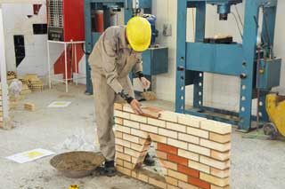 کارگران ساختمانی کرمانشاه مهارتهای آموزشی فرا میگیرند کارگران ساختمانی کرمانشاه مهارتهای آموزشی فرا میگیرند