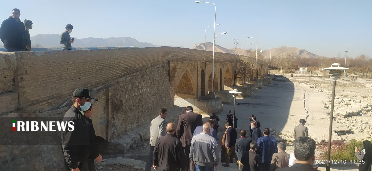 نگرانی از آسیب خودروها به پل تاریخیِ فلاورجان | خبرگزاری صدا و سیما