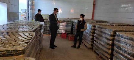 کشف ۴۰ هزار شیشه‌ی خیار شور با علامت استاندارد جعلی