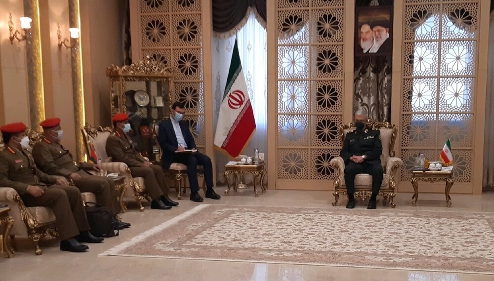 تاکید سرلشکر باقری بر توسعه مناسبات همه جانبه با عمان