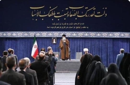 نامه قدردانی وزیر بهداشت از رهبر انقلاب در پی دیدار پرستاران و شهدای مدافع سلامت با ایشان