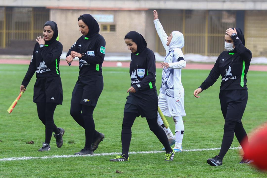 سرمربی تیم ملی فوتبال بانوان در بم