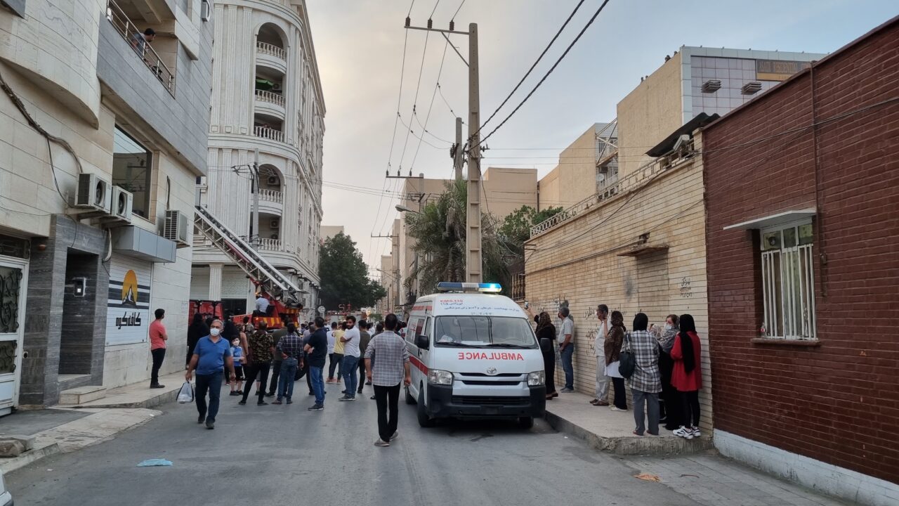 نجات ساکنان یک مجتمع مسکونی از آتش در اهواز+فیلم نجات ساکنان یک مجتمع مسکونی از آتش در اهواز+فیلم