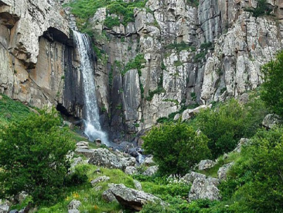 آبشار ورزان؛ نگینی درخشان در طبیعت سرسبز گیلان