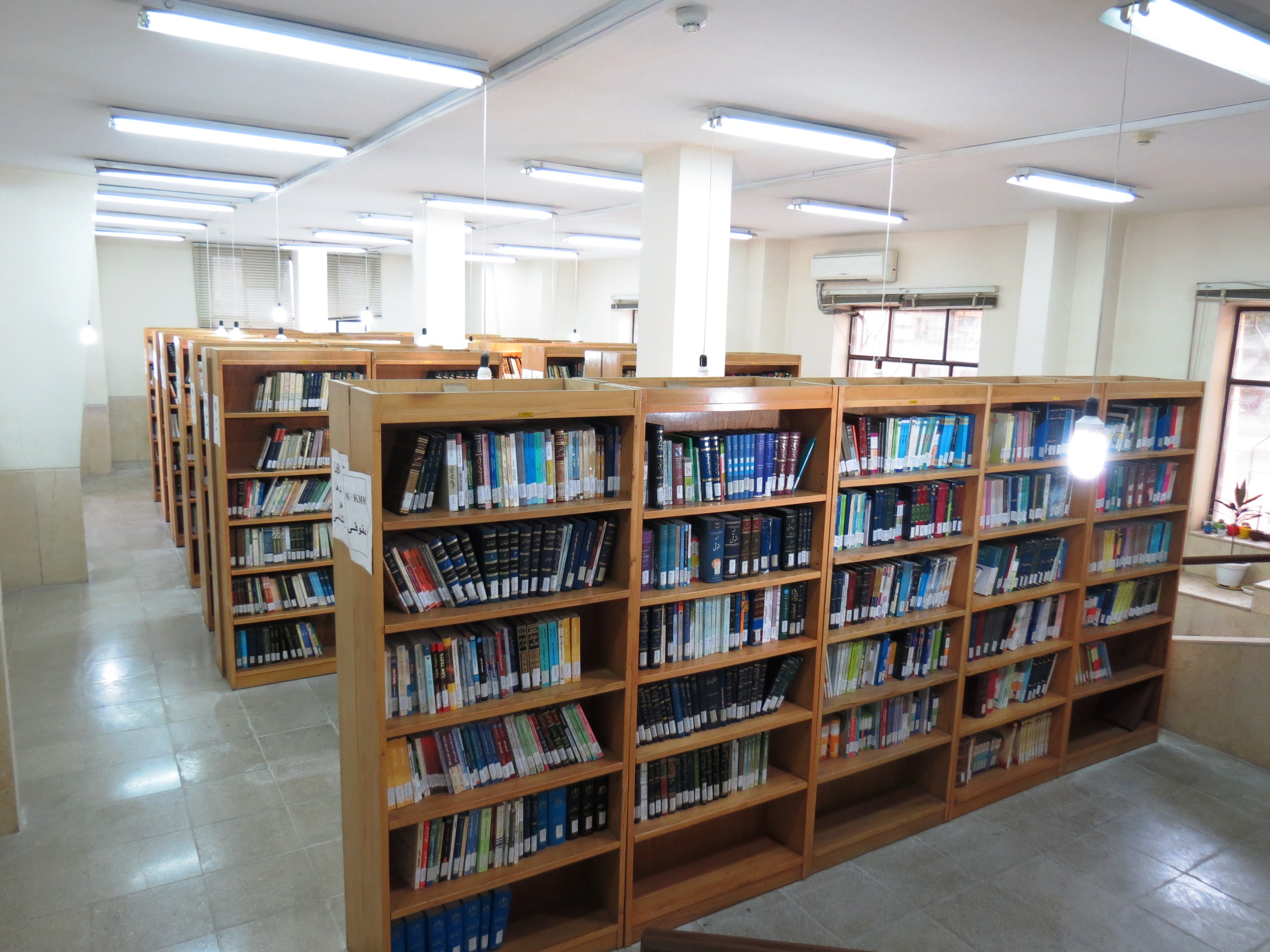 ارائه خدمات حضوری در کتابخانه مرکزی دانشگاه چمران اهواز