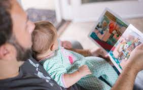 کتابخوانی برای کودکان با ۱۱ ترفندی که آنها را جذب کتاب می‌کند.