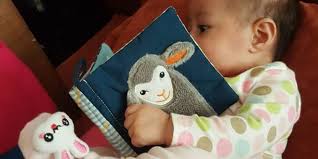 کتابخوانی برای کودکان با ۱۱ ترفندی که آنها را جذب کتاب می‌کند.