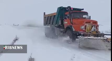 تلاش راهداران برای بازگشایی به محض فروکش کردن کولاک برف