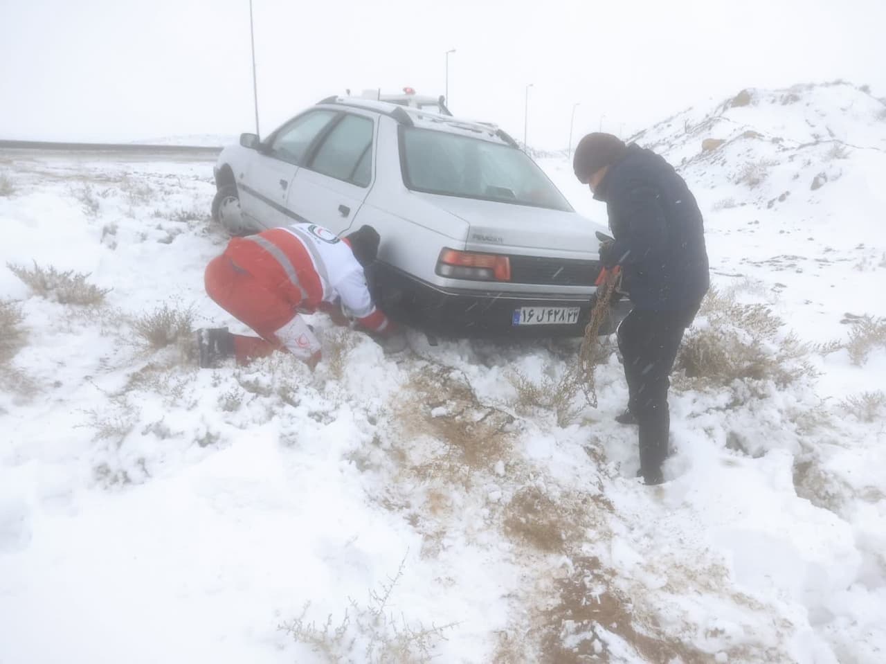 امداد رسانی به بیش از 30 نفر گرفتار در محور قرقچی به دلیجان