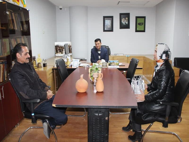 اهدای ۲ کوزه تاریخی به موزه بزرگ خراسان